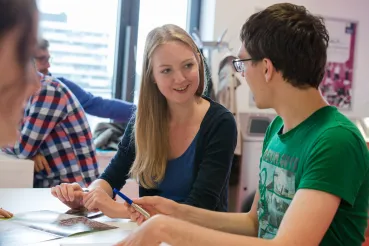 Zwei Studierende unterhalten sich.
