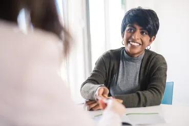 Studentin bei der Beratung