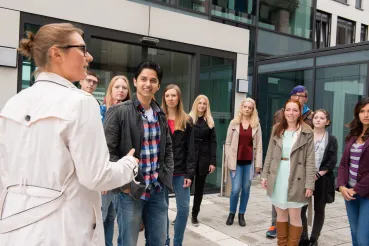 RUB-Guides zeigen Schülern den Campus der RUB.