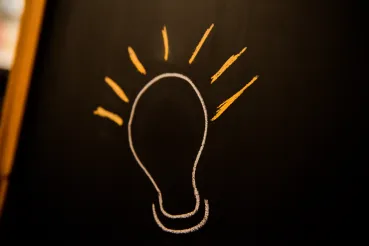 Zeichnung einer Glühbirne auf einer Tafel