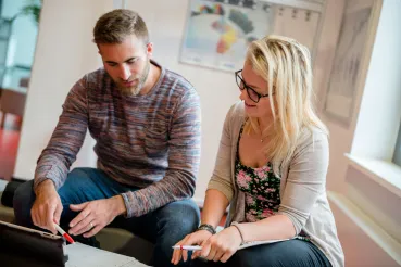 Studierende vor Laptop