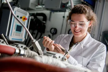 Studentin im Labor