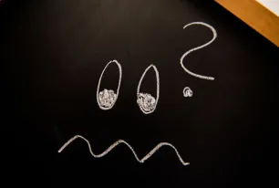 Tafel mit traurigem Smiley