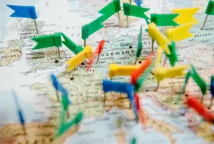 Weltkarte mit bunten Fähnchen