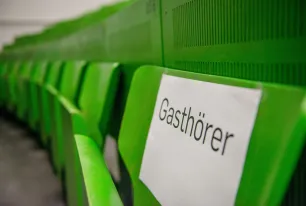 Hörsaal mit Schild Gasthörer