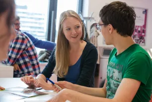 Ein RUB-Guide erzählt einem Schüler über ihr Studium.