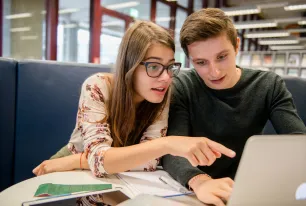 Studierende lernen gemeinsam.