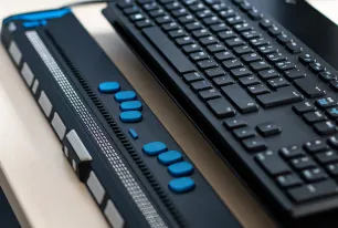 Das Bild zeigt eine Braille-Tastatur.