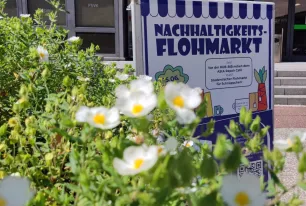 Plakat für den Nachhaltigkeitsflohmarkt auf dem Campus.