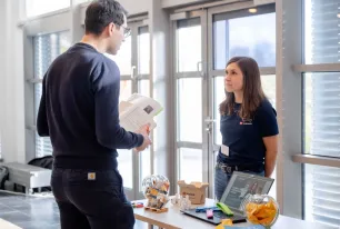 Beratungssituation an einem Messestand