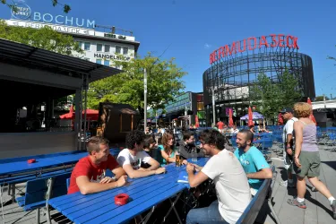 Studierende im großen Biergarten des legendären Bochumer Kneipenviertels Bermudadreieck.