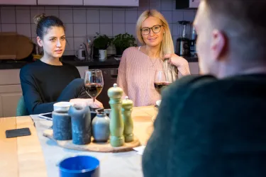 Gemütlicher Abend am Esstisch der Wohngemeinschaft.