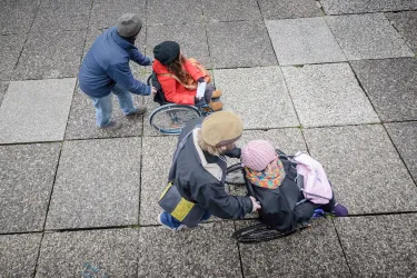 Rollstuhlfahrer mit Begleitung aus der Vogelperspektive