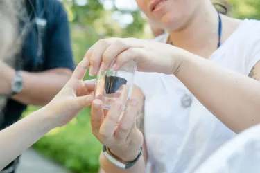 Kinder untersuchen einen Schmetterling bei den Kinderforschungstagen.