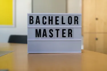 Schild mit der Aufschrift Bachelor und Master