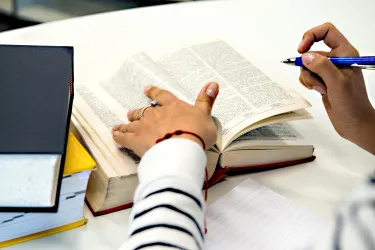 Hand beim Lernen, Recherche und Schreiben