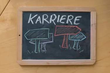 Tafle mit Aufschrift Karriere und Wegweisern