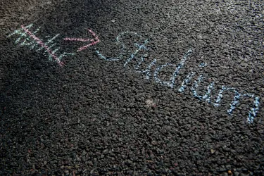 Kreide auf Asphalt: "Studium" durchgestrichen, Pfeil auf "Abitur"