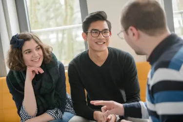 Gruppe im Gespräch über Stipendien 