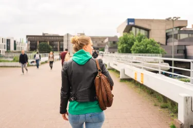 Bild Unibrücke Studentin