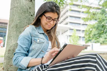 Studentin am Tablet