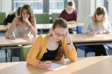 Studierende bei einer Prüfung