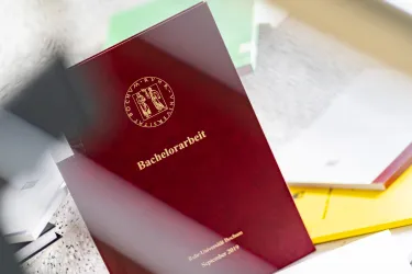 Foto: Rotes Cover einer Bachelorarbeit an der Ruhr-Universität Bochum