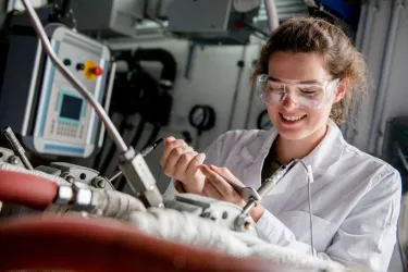 Studentin im Labor