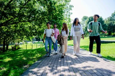 Studierende gehen über den Campus