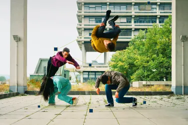 Das Foto zeigt vier Junge Menschen beim Urban Street Dance auf dem Campus der RUB
