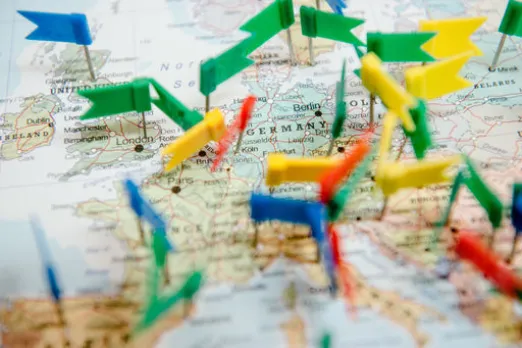 Weltkarte mit Fähnchen