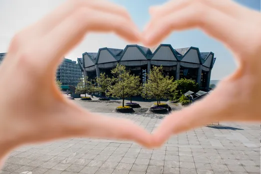 Ein mit Händen geformtes Herz vor dem Audimax