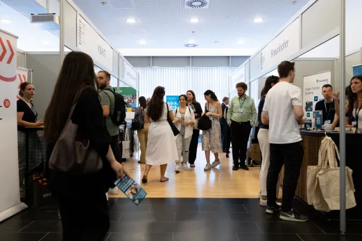 Ein Gang im Veranstaltungszentrum mit Ständen verschiedener Firmen