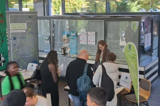 Schüler*innen an einem Stand des Talentkollegs Ruhr Hagen