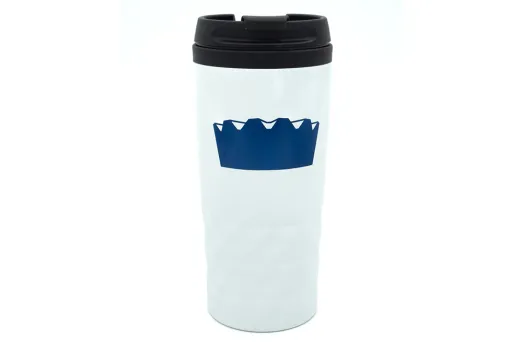 Das Bild zeigt einen Coffee to go-Becher mit einem geometrischen Audimax-Aufdruck