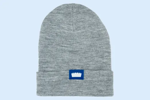 Das Bild zeigt eine graue Beanie aus dem Unishop mit Audimax-Logo