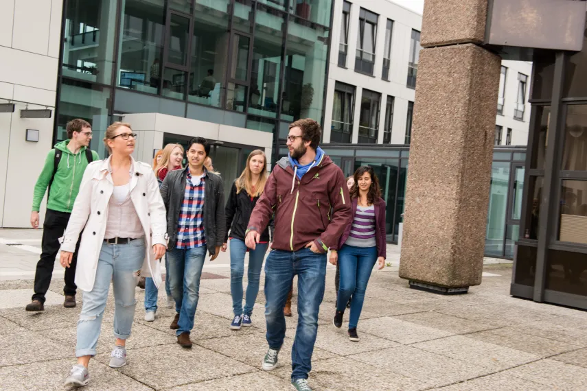 Studierende führen eine Schülergruppe über den Campus der RUB.