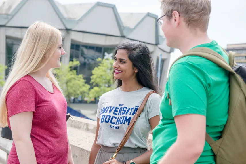 Studierende auf dem RUB-Campus