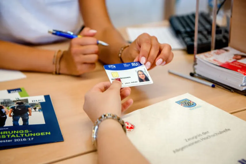 Ausweisübergabe bei der Einschreibung
