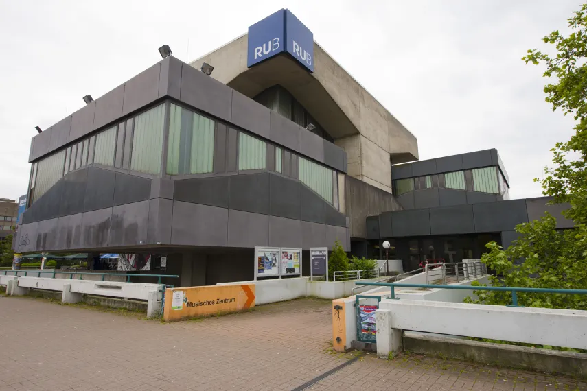Das musische Zentrum auf dem Campus der RUB von außen.