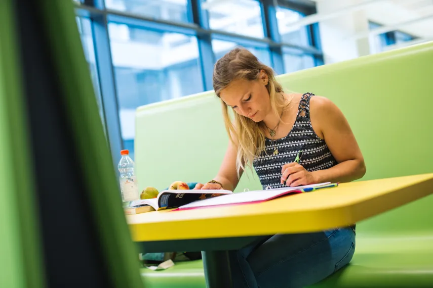 Studierende lernt an der RUB