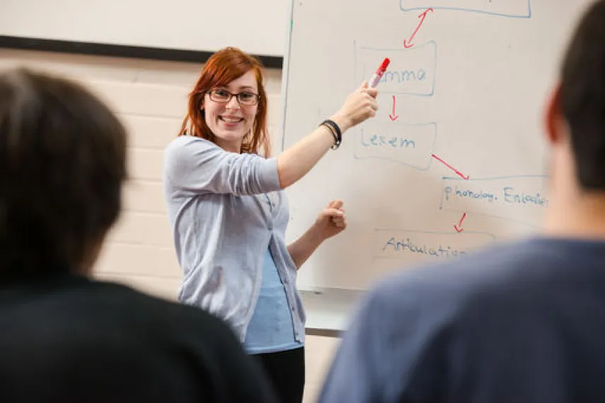 Unterrichtssituation: Lehramtsstudentin vor Tafel
