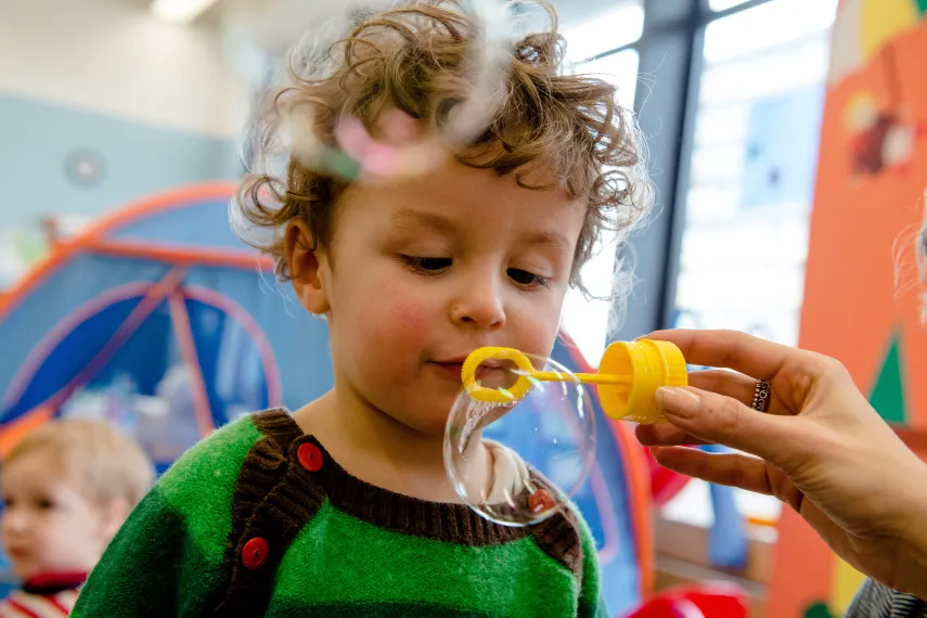 Kind mit Seifenblasen