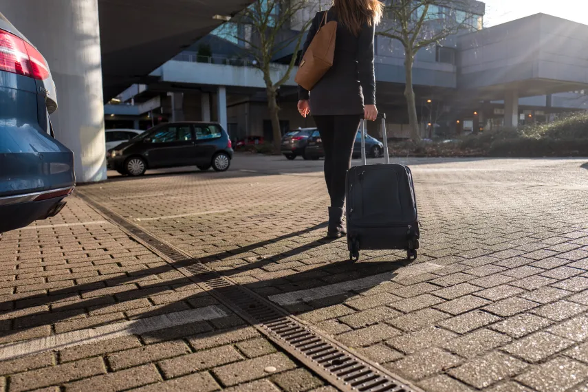 Studentin mit Koffer