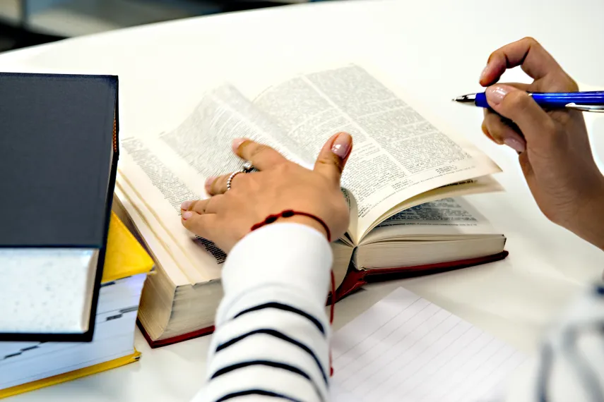 Hand beim Lernen, Recherche und Schreiben