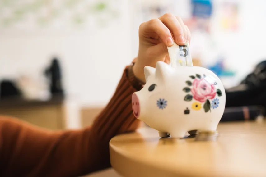 Das Sparschwein füttern