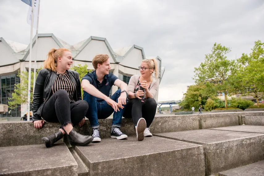 Studierende auf dem Campus der Ruhr-Universität Bochum