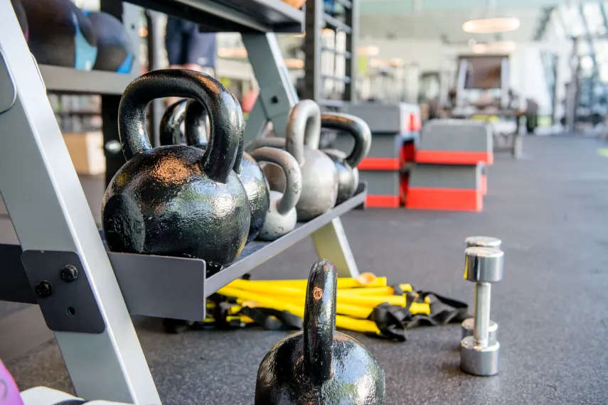 Kettle Ball, Hanteln und allerlei Sportgeräte im Fitness-Studio Unifit.