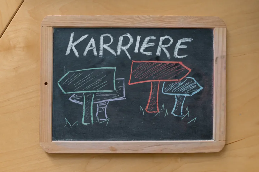 Tafle mit Aufschrift Karriere und Wegweisern