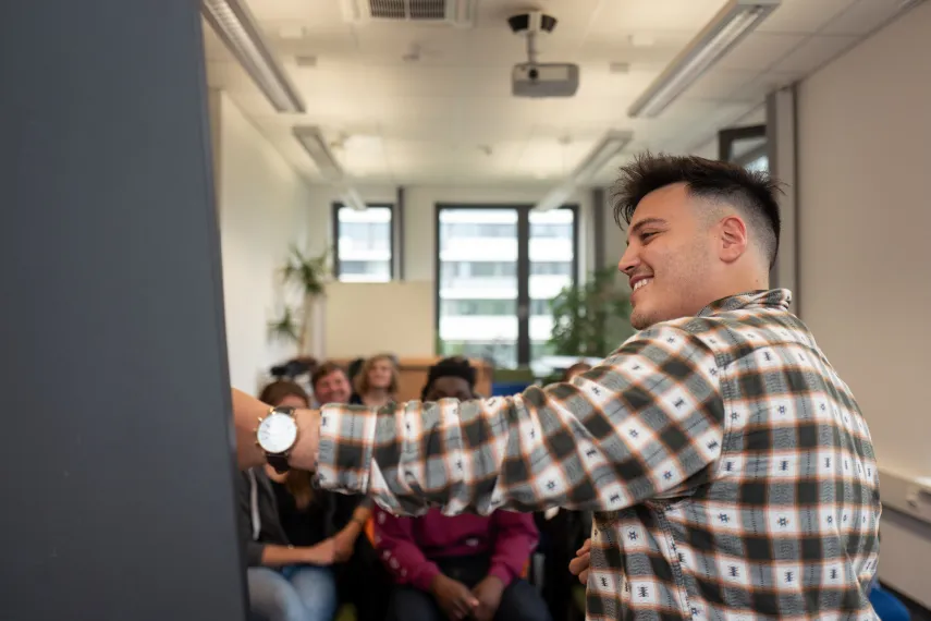 Student erklärt Studierenden Inhalte